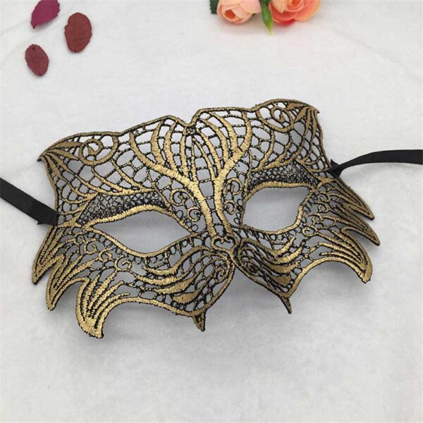 Kuldne pitsist kassiga mask sobib ideaalselt erinevateks pidulikeks sündmusteks, nagu ballid, karnevalid, pulmad ja sünnipäevad.