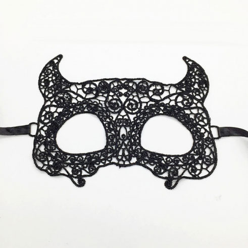 Sarvedega musta värvi pitsist mask sobib ideaalselt erinevateks pidulikeks sündmusteks, nagu ballid, karnevalid, pulmad ja sünnipäevad.