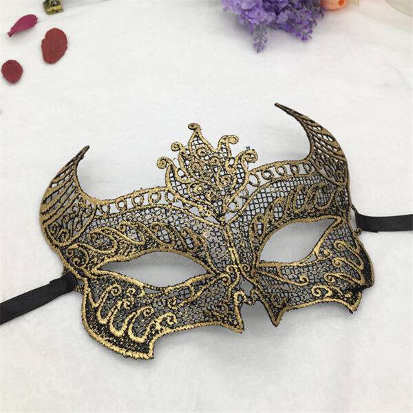 Kuldne pitsist mask sarvedega sobib ideaalselt erinevateks pidulikeks sündmusteks, nagu ballid, karnevalid, pulmad ja sünnipäevad.