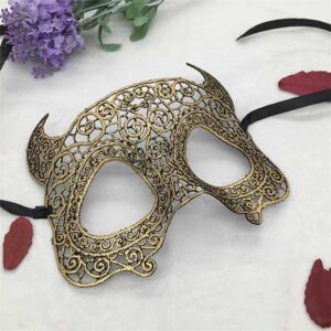 Kuldset värvi pitsist mask sarvedega sobib ideaalselt erinevateks pidulikeks sündmusteks, nagu ballid, karnevalid, pulmad ja sünnipäevad.