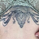 Poolpüsiv ajutine tattoo rinna all kuus päeva peale paigaldamist