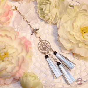 Valge kassisilma ja unenäopüüdjaga pikk helkur-ripats