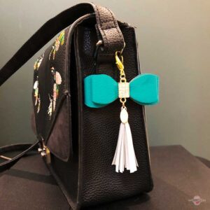 Kunstnahast türkiisivärvi lipsuga helkur-ripats