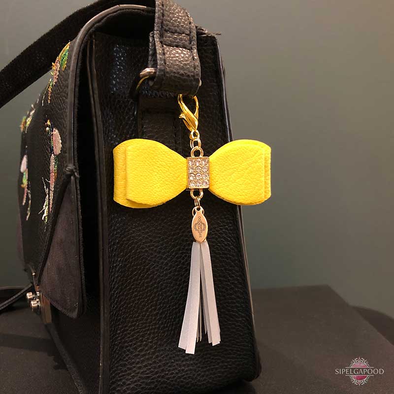 Kunstnahast kollase lipsuga helkur-ripats