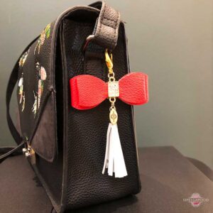 Kunstnahast punase lipsuga helkur-ripats