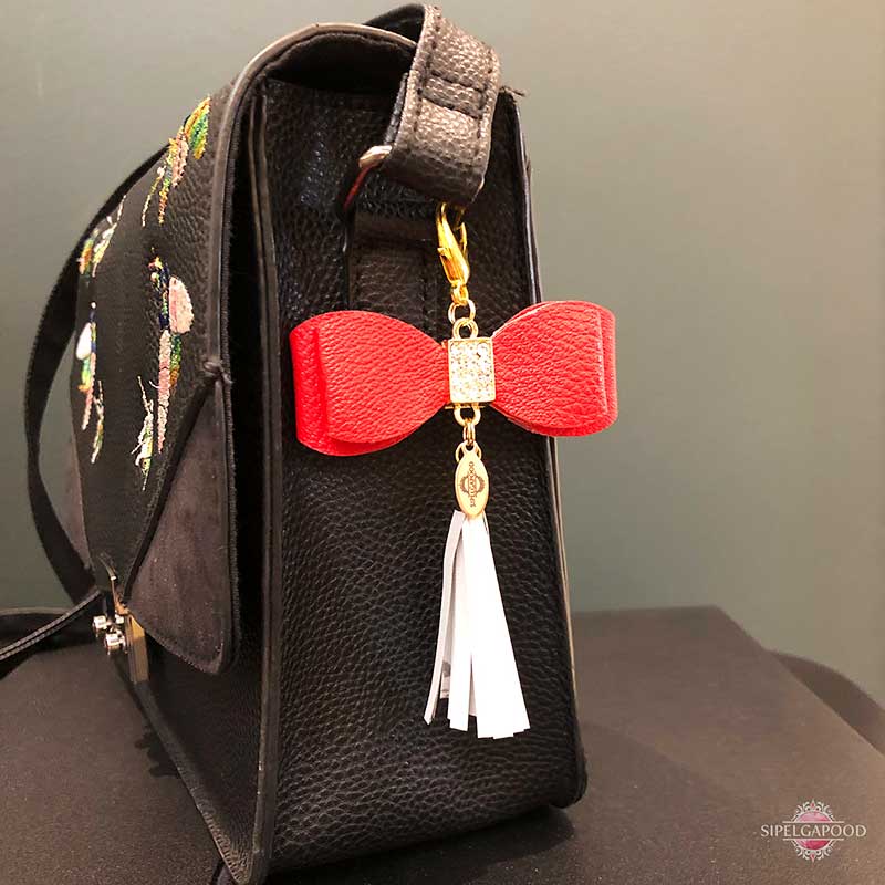 Kunstnahast punase lipsuga helkur-ripats