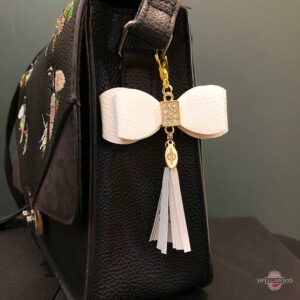 Kunstnahast valge lipsuga helkur-ripats