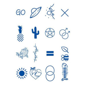 Poolpüsiv väike tätoveering väikeste motiividega