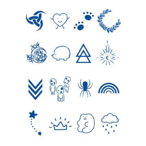 Poolpüsiv väike tätoveering väikeste motiividega